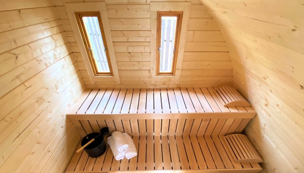 Innenansicht Sauna Pod Saunabänke